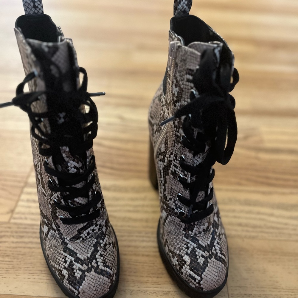 Steve Madden Latch Lace Up Snake Print Boots/ Size Women's 9
